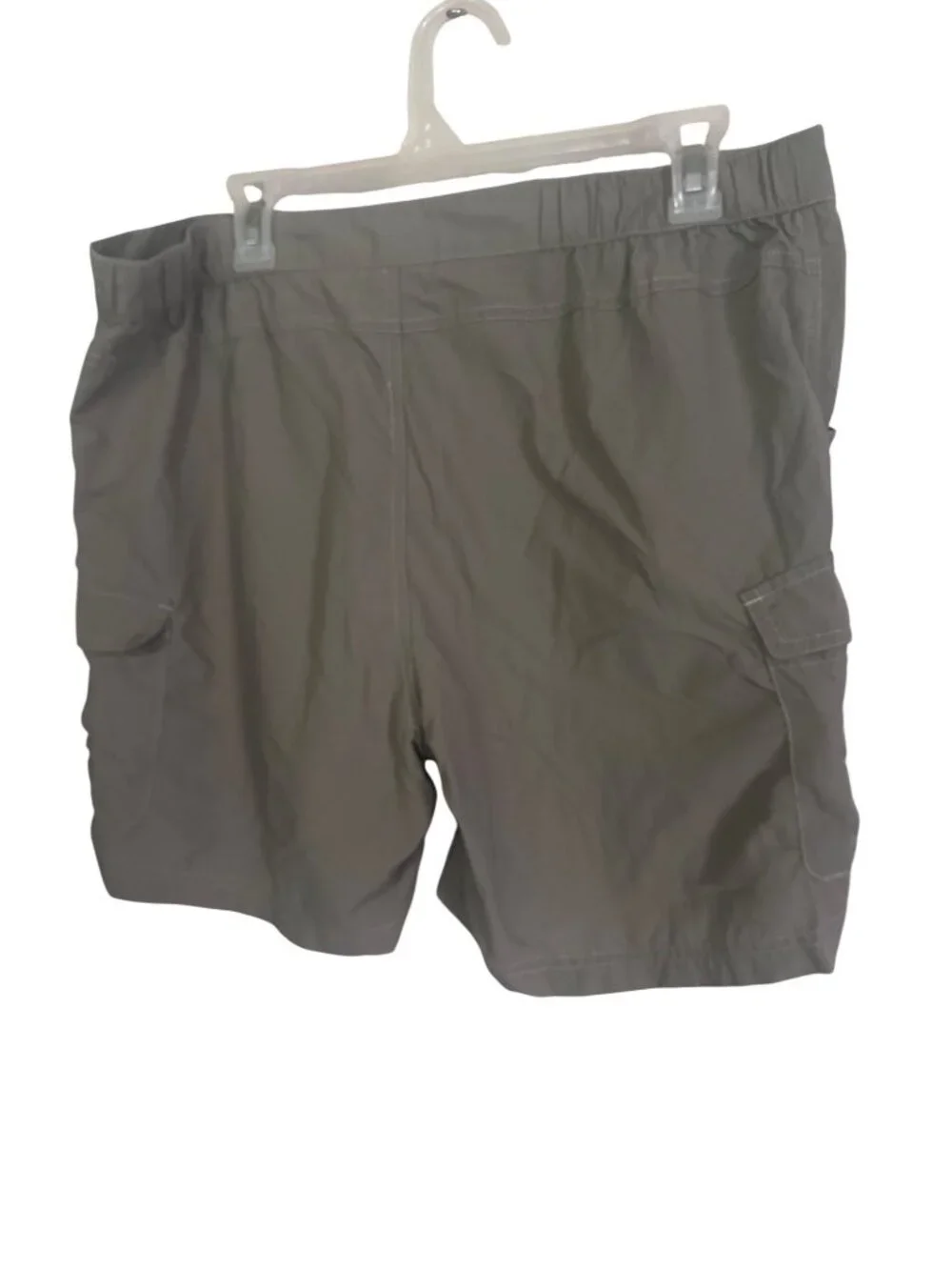 White Sierra green cargo shorts with elastic panels size XL